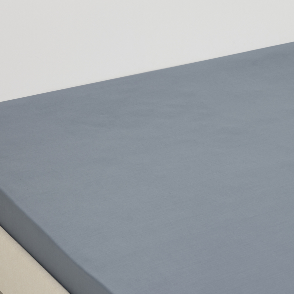  شرشف سرير بمطاط مقاس كوين من هوم إيسنشال، أزرق - ٢٠٥×١٨٠ سم