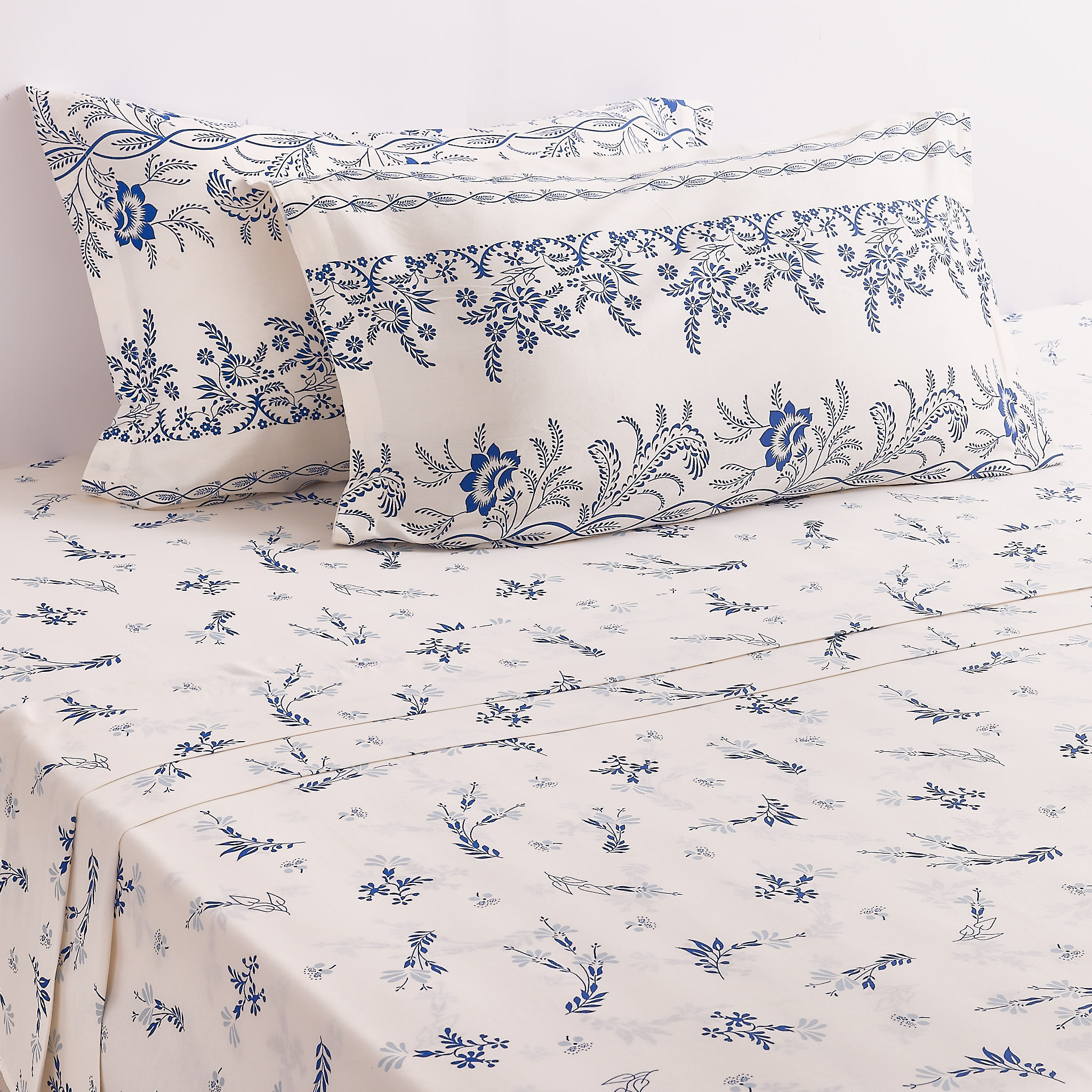 شرشف سرير كلارا مسطح قطني مقاس كوين مع غطائي وسادة، أبيض وأزرق، 200 خيط - 228×255 سم