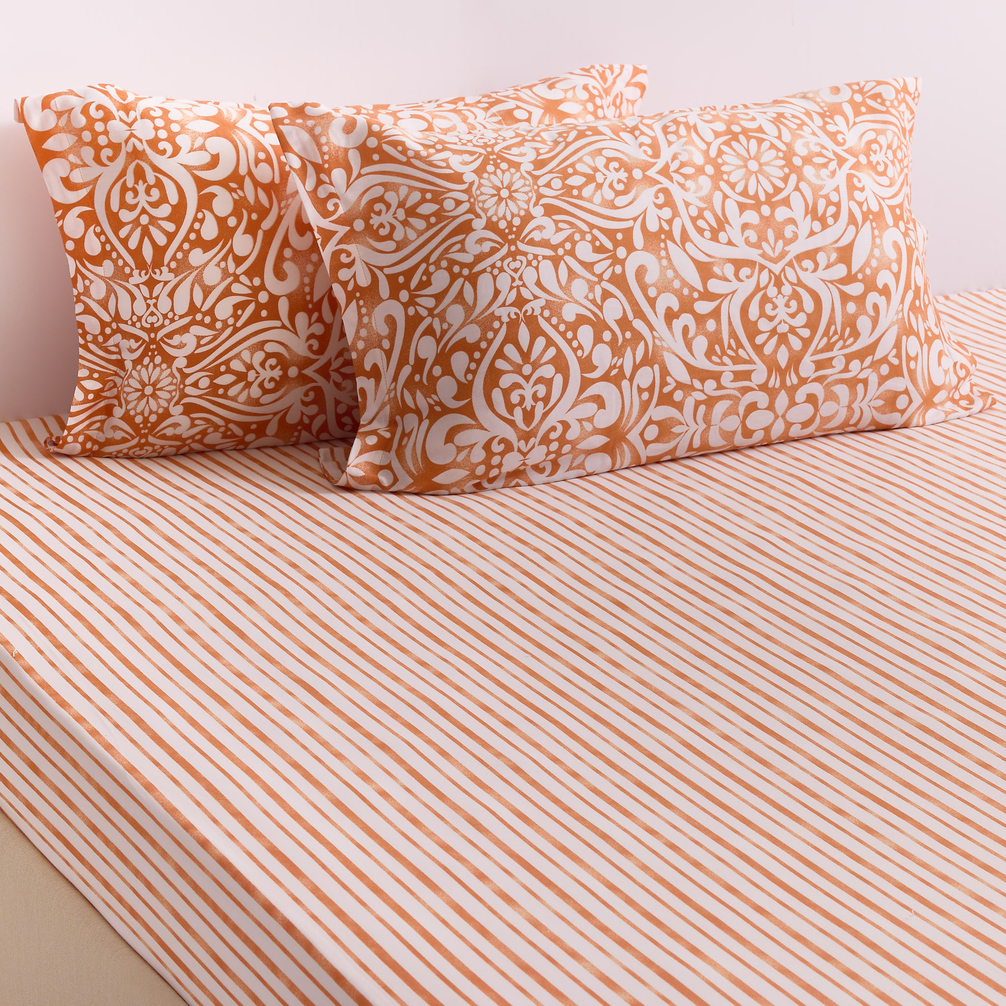 شرشف سرير مورييل قطني بمطاط مقاس كوين مع غطائين للوسائد، برتقالي، 200 خيط، 150×200 سم