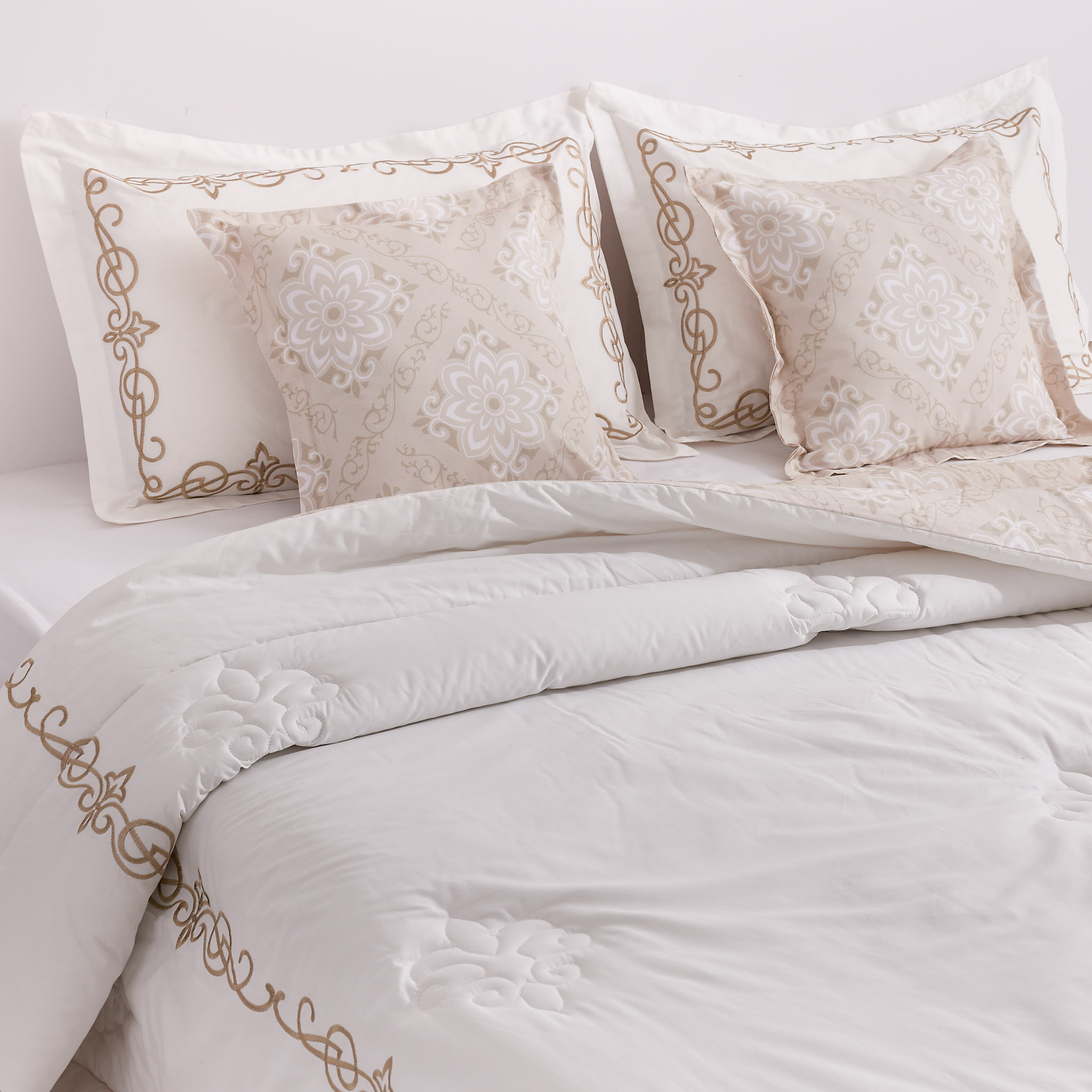 طقم لحاف نويل مطرز قطني مقاس كوين من 5 قطع، أبيض وبيج، 205 خيط - 230×220 سم