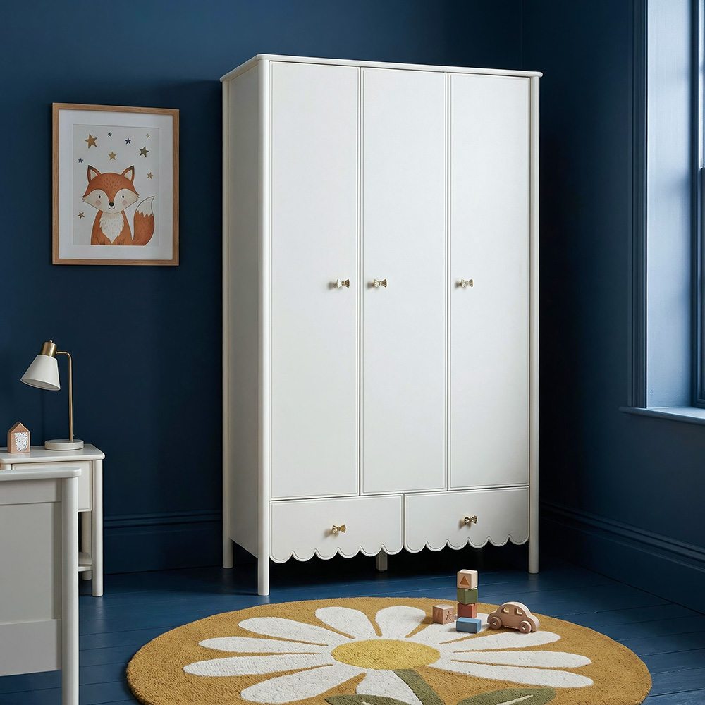 خزانة ملابس بثلاثة أبواب من فيذر، لون أبيض عاجي
